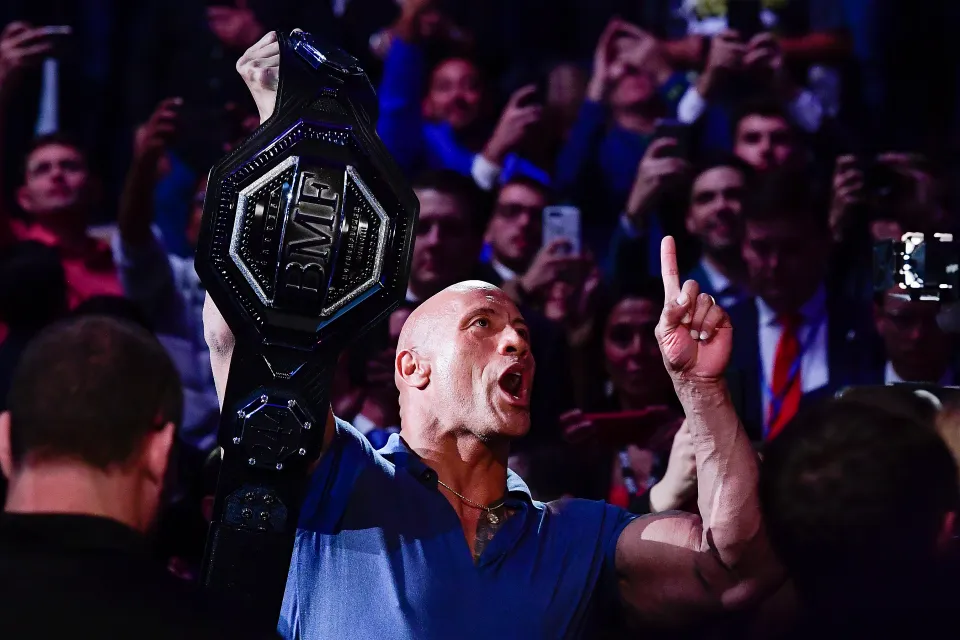 Dwayne ‘The Rock’ Johnson causa sensación al regalar una casa a peleador de UFC