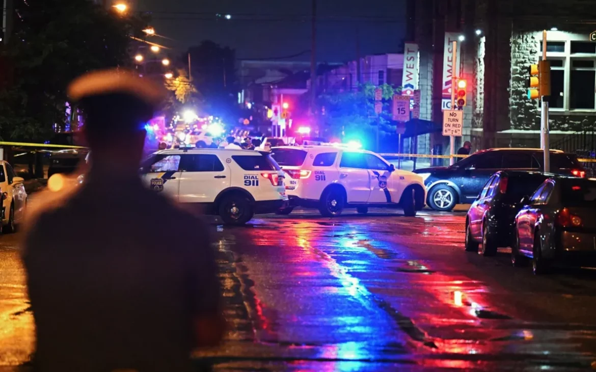 Persecución policial en Philadelphia termina en tiroteo con 2 agentes y un sospechoso heridos